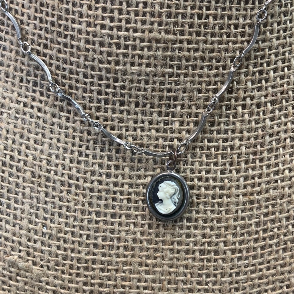 Vintage Silver Tone Oval Black and White Cameo Pendant Necklace 16 inch 5570